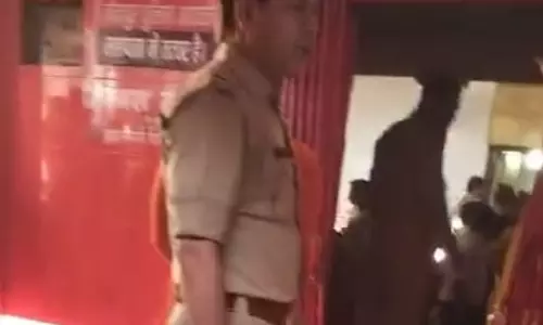 Jaunpur: मंदिर में जूते पहनकर गए चौकी इंचार्ज, SP सिटी ने दिए जांच के निर्देश