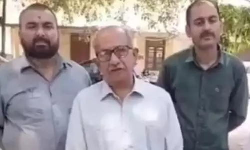 Kanpur: वृद्ध को नहीं मिल रहा इंसाफ, डीएम के पिता को किया मुचलका पाबंद Kanpur: वृद्ध को नहीं मिल रहा इंसाफ, डीएम के पिता को किया मुचलका पाबंद
