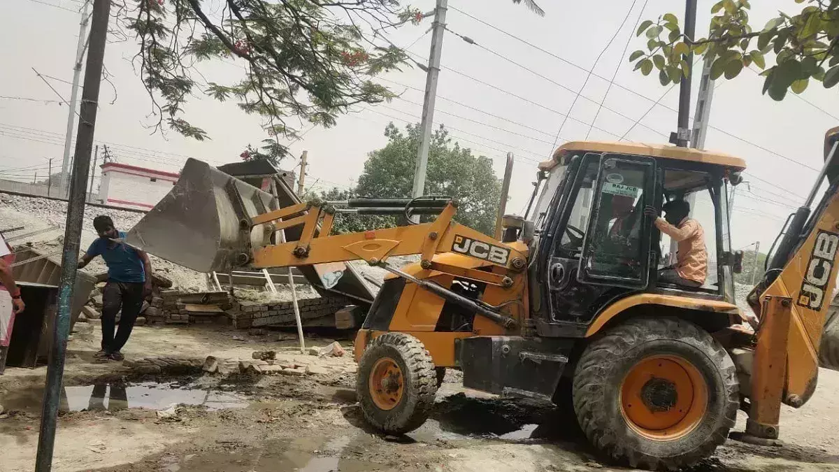 Ghaziabad: प्रशासनिक टीम का अतिक्रमण विरोधी अभियान, व्यापारियों ने जताया असंतोष