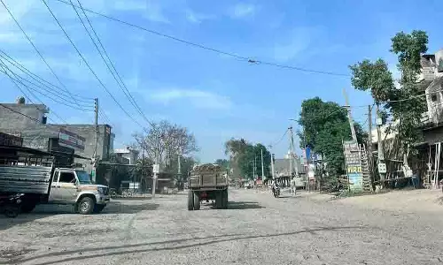 टोल शुल्क का भुगतान करने के बावजूद यात्री क्षतिग्रस्त Amritsar-झबाल मार्ग पर यात्रा करने को मजबूर टोल शुल्क का भुगतान करने के बावजूद यात्री क्षतिग्रस्त Amritsar-झबाल मार्ग पर यात्रा करने को मजबूर