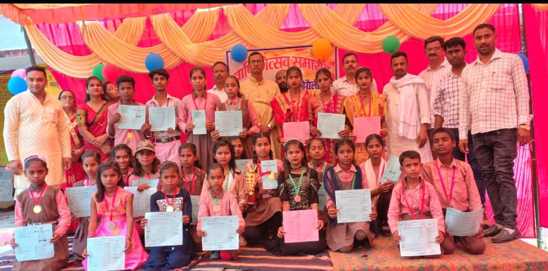 वार्षिकोत्सव में मेधावी छात्रों को किया सम्मानित
