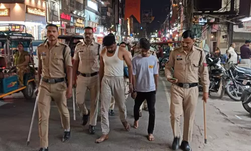 युवक से सरेआम मारपीट, पुलिस ने 1.30 घंटे में आरोपी को किया गिरफ्तार युवक से सरेआम मारपीट, पुलिस ने 1.30 घंटे में आरोपी को किया गिरफ्तार