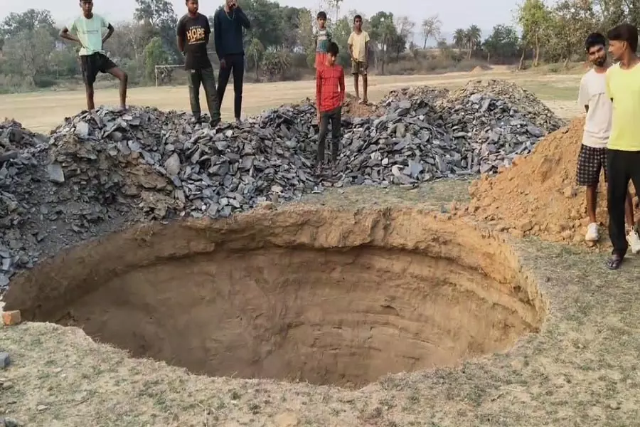 Jharkhand: मैदान में खेल रहे थे बच्चे, हुआ कुछ ऐसा जिससे होश उड़ गए Jharkhand: मैदान में खेल रहे थे बच्चे, हुआ कुछ ऐसा जिससे होश उड़ गए