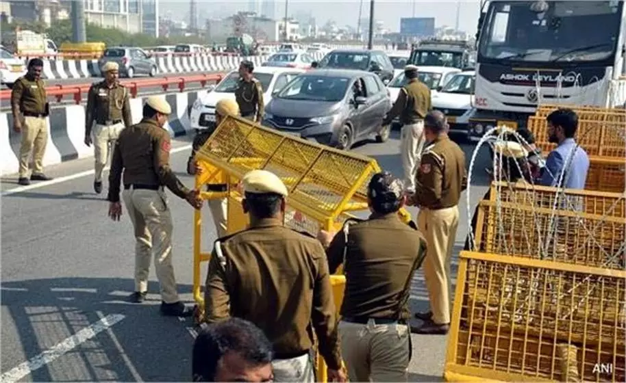 Punjab: पुलिस ने चेकिंग के दौरान इनोवा से भारी मात्रा में नकदी बरामद की Punjab: पुलिस ने चेकिंग के दौरान इनोवा से भारी मात्रा में नकदी बरामद की