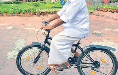 मठ विधायक साइकिल से पहुंचे एल.ए. मठ विधायक साइकिल से पहुंचे एल.ए.
