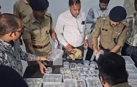 इंदौर पुलिस की बड़ी सफलता, चार शातिर गिरफ्तार, 1.25 करोड़ के जेवरात बरामद इंदौर पुलिस की बड़ी सफलता, चार शातिर गिरफ्तार, 1.25 करोड़ के जेवरात बरामद