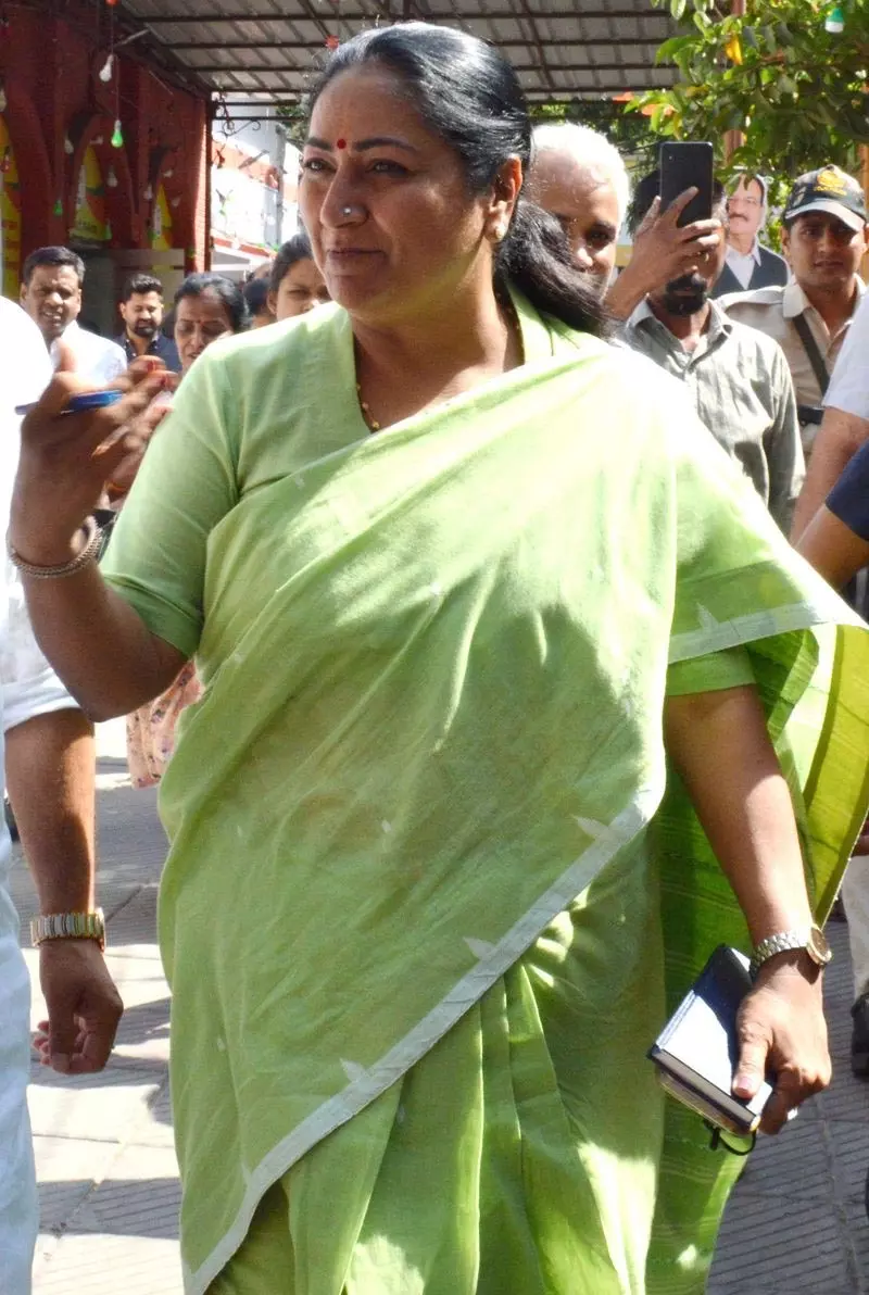 रेखा ने अधिकारियों से साप्ताहिक जनसंवाद शिविर आयोजित करने को कहा रेखा ने अधिकारियों से साप्ताहिक जनसंवाद शिविर आयोजित करने को कहा