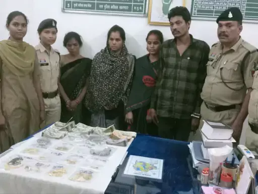 ज्वेलरी शॉप में चोरी मामले में तीन बहनें गिरफ्तार, 26 लाख के जेवर बरामद ज्वेलरी शॉप में चोरी मामले में तीन बहनें गिरफ्तार, 26 लाख के जेवर बरामद