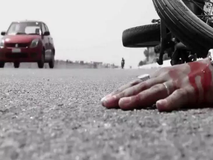 Kanpur: डंपर की चपेट में आए बाइक सवार, हादसे में दोनों युवकों की दर्दनाक मौत Kanpur: डंपर की चपेट में आए बाइक सवार, हादसे में दोनों युवकों की दर्दनाक मौत