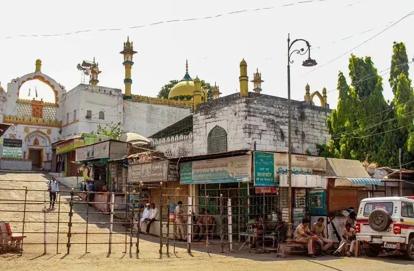 Mumbai: औरंगजेब की मजार वाले खुल्दाबाद का नाम बदलने की मांग ने पकड़ा जोर Mumbai: औरंगजेब की मजार वाले खुल्दाबाद का नाम बदलने की मांग ने पकड़ा जोर