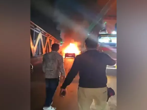 Pune के दापोडी इलाके के पास कार में लगी आग Pune के दापोडी इलाके के पास कार में लगी आग