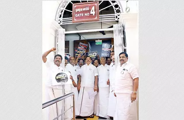 विधानसभा में बैनर: AIADMK के 14 सदस्य निलंबित विधानसभा में बैनर: AIADMK के 14 सदस्य निलंबित