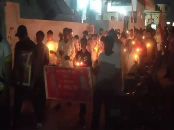 Kathua Operation में शहीद हुए पुलिस कांस्टेबल को श्रद्धांजलि देने के लिए स्थानीय लोगों ने कैंडल मार्च निकाला Kathua Operation में शहीद हुए पुलिस कांस्टेबल को श्रद्धांजलि देने के लिए स्थानीय लोगों ने कैंडल मार्च निकाला