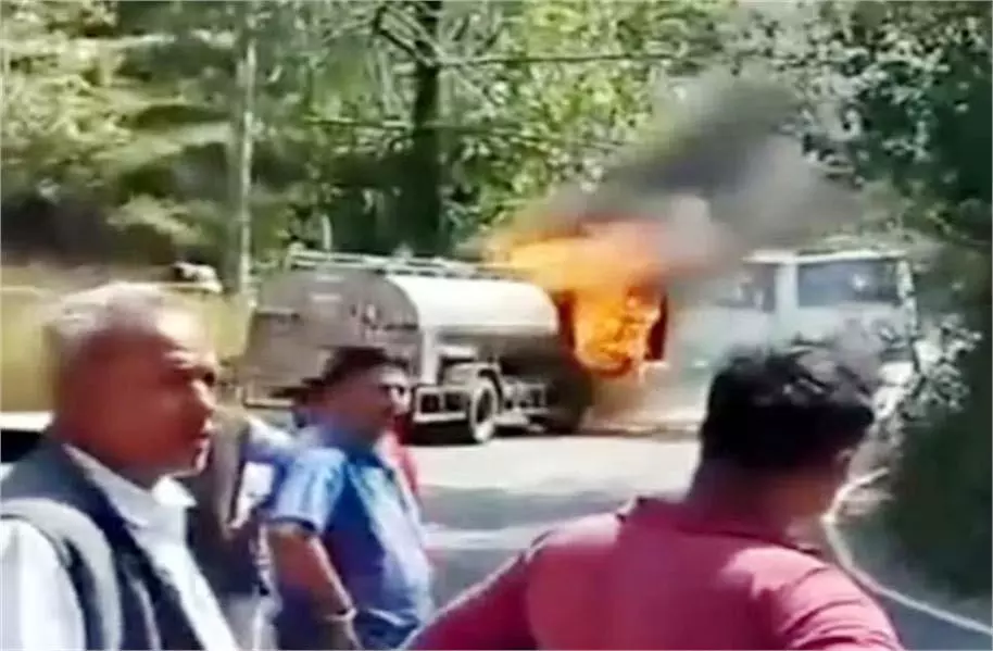 Himachal Pradesh: दूध टैंकर में लगी आग, बाल-बाल बचा चालक Himachal Pradesh: दूध टैंकर में लगी आग, बाल-बाल बचा चालक