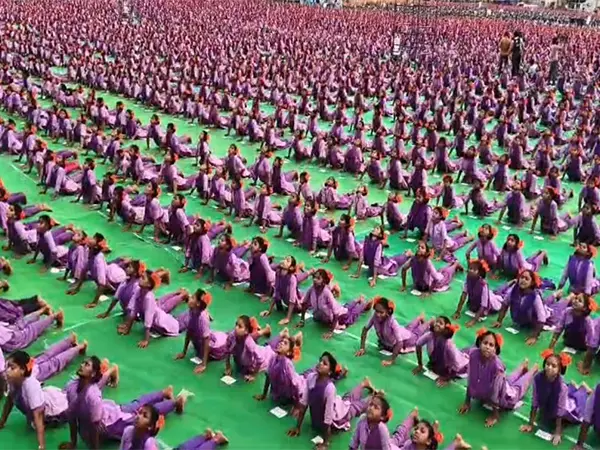 अराकू घाटी में 20,000 छात्रों ने 108 Surya Namaskar करके विश्व रिकॉर्ड बनाया अराकू घाटी में 20,000 छात्रों ने 108 Surya Namaskar करके विश्व रिकॉर्ड बनाया