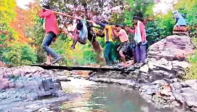 Odisha : कई गांवों में अभी भी सड़क सुविधा नहीं Odisha : कई गांवों में अभी भी सड़क सुविधा नहीं