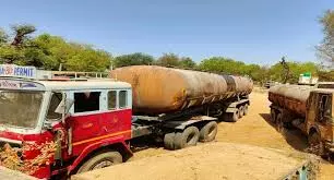Jalore: अवैध पेट्रोलियम से भरे दो टैंकर जब्त Jalore: अवैध पेट्रोलियम से भरे दो टैंकर जब्त