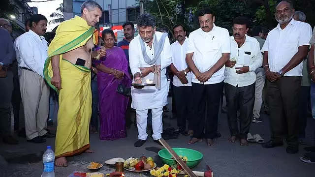 शहरी सड़कों की गुणवत्ता सुधारने के लिए 1600 km की ब्लैक एंड व्हाइट टॉपिंग की जाएगी: DK Shivakumar शहरी सड़कों की गुणवत्ता सुधारने के लिए 1600 km की ब्लैक एंड व्हाइट टॉपिंग की जाएगी: DK Shivakumar