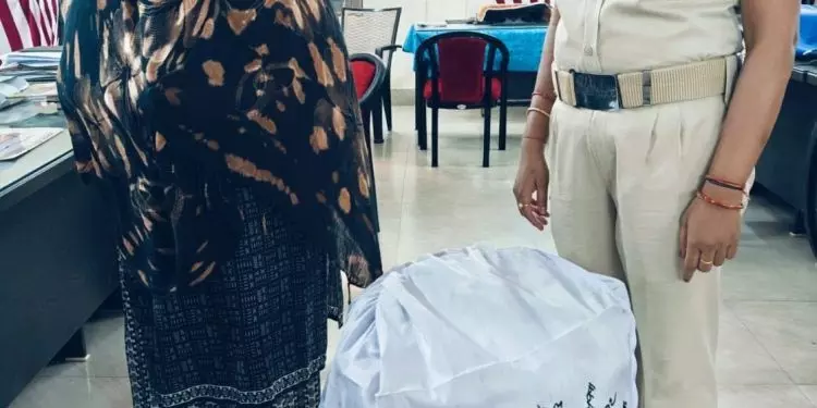 500 प्रतिबंधित कफ सिरप की बोतलों के साथ महिला गिरफ्तार 500 प्रतिबंधित कफ सिरप की बोतलों के साथ महिला गिरफ्तार