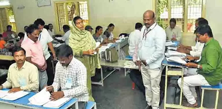 कलेक्टर ने Ongole में दसवीं कक्षा के मूल्यांकन शिविर का निरीक्षण किया कलेक्टर ने Ongole में दसवीं कक्षा के मूल्यांकन शिविर का निरीक्षण किया