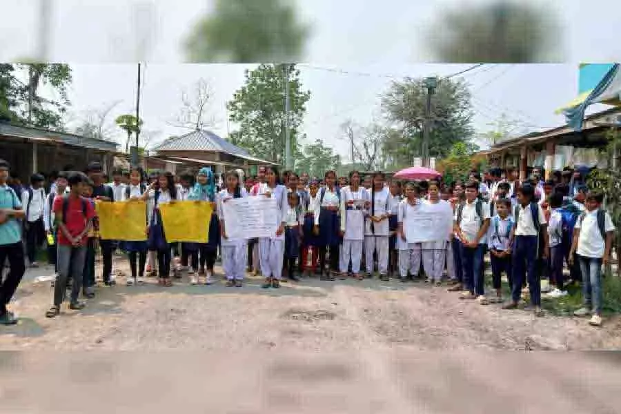 Bengal: छात्रों-कर्मचारियों ने शिक्षकों को नौकरी से निकालने के सुप्रीम कोर्ट के आदेश का विरोध किया Bengal: छात्रों-कर्मचारियों ने शिक्षकों को नौकरी से निकालने के सुप्रीम कोर्ट के आदेश का विरोध किया