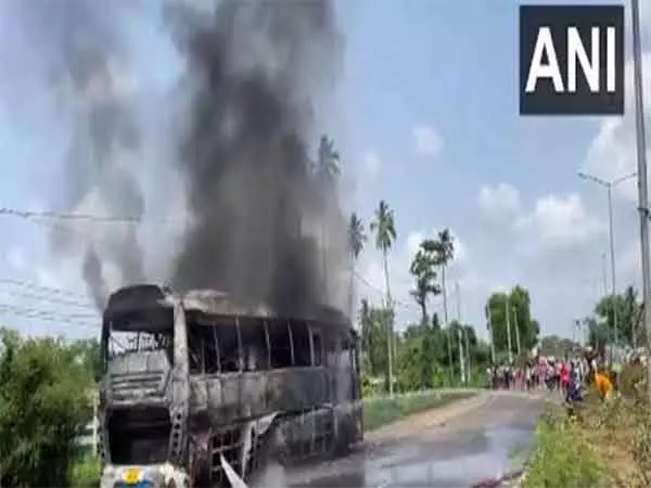 Puri-Bhubaneswar National Highway पर बस में लगी आग Puri-Bhubaneswar National Highway पर बस में लगी आग