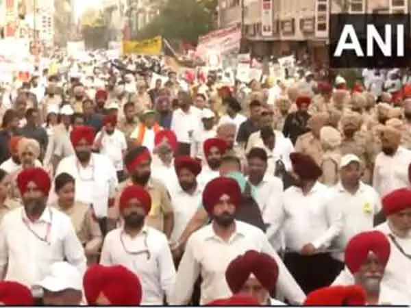 राज्यपाल गुलाब चंद कटारिया ने Amritsar में नशे के खिलाफ पदयात्रा की राज्यपाल गुलाब चंद कटारिया ने Amritsar में नशे के खिलाफ पदयात्रा की