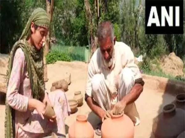Udhampur के कुम्हारों को मिट्टी के बर्तनों की बिक्री में उछाल का आनंद मिला Udhampur के कुम्हारों को मिट्टी के बर्तनों की बिक्री में उछाल का आनंद मिला