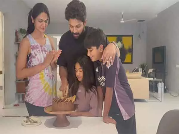 Allu Arjun ने पत्नी स्नेहा और बच्चों के साथ मनाया 43वां जन्मदिन Allu Arjun ने पत्नी स्नेहा और बच्चों के साथ मनाया 43वां जन्मदिन