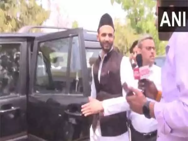 संभल हिंसा मामला: SIT जांच के लिए संभल थाने पहुंचे सपा सांसद जिया उर रहमान बर्क संभल हिंसा मामला: SIT जांच के लिए संभल थाने पहुंचे सपा सांसद जिया उर रहमान बर्क