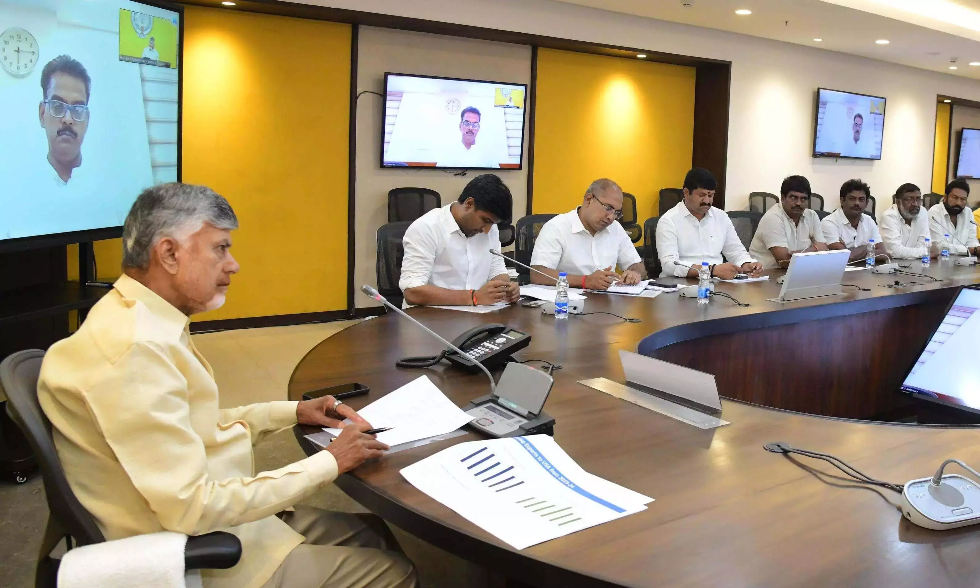 CM Naidu ने एक्वा किसानों को उनके उत्पाद पर अमेरिकी टैरिफ को लेकर आश्वस्त किया CM Naidu ने एक्वा किसानों को उनके उत्पाद पर अमेरिकी टैरिफ को लेकर आश्वस्त किया