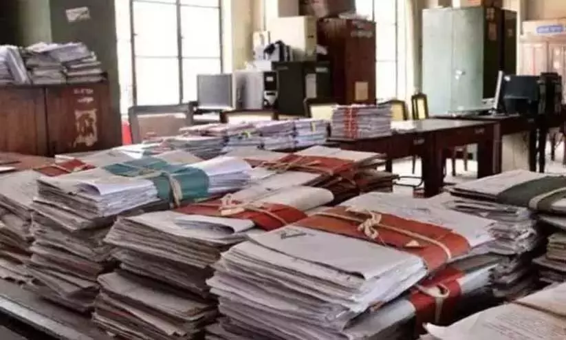 ठेकेदार घटनास्थल से चले जाते हैं; सार्वजनिक निर्माण कार्य संकट में ठेकेदार घटनास्थल से चले जाते हैं; सार्वजनिक निर्माण कार्य संकट में
