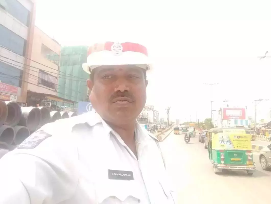 Madhapur मेट्रो स्टेशन के पास लॉरी दुर्घटना में ट्रैफिक होमगार्ड की मौत Madhapur मेट्रो स्टेशन के पास लॉरी दुर्घटना में ट्रैफिक होमगार्ड की मौत