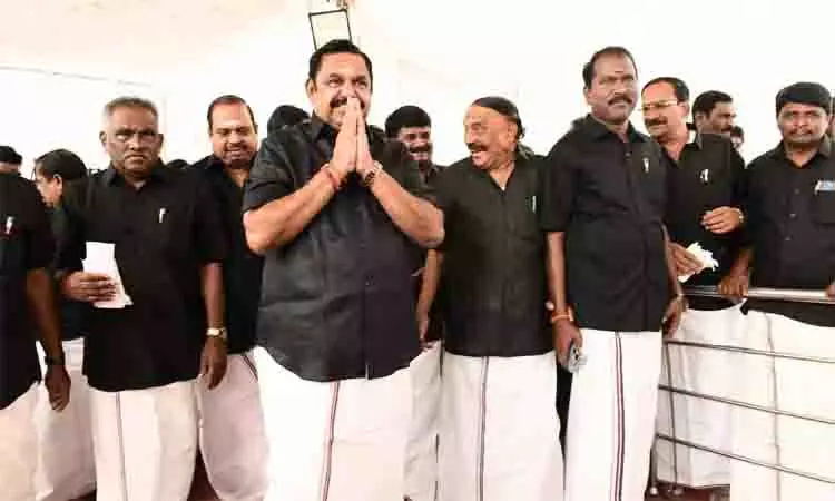 AIADMK सदस्यों ने काली शर्ट पहनकर दावा किया कि उन्हें विधानसभा में बोलने का मौका नहीं दिया गया AIADMK सदस्यों ने काली शर्ट पहनकर दावा किया कि उन्हें विधानसभा में बोलने का मौका नहीं दिया गया