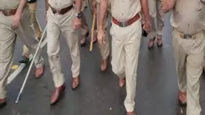 Moradabad: जांच के लिए पहुंची पुलिस टीम को ग्रामीणों ने घेरा, चार के खिलाफ मुकदमा दर्ज Moradabad: जांच के लिए पहुंची पुलिस टीम को ग्रामीणों ने घेरा, चार के खिलाफ मुकदमा दर्ज