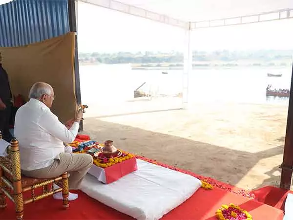 Gujarat CM ने चल रही पंचकोशी पवित्र परिक्रमा के अवसर पर नर्मदा मैया की पूजा की Gujarat CM ने चल रही पंचकोशी पवित्र परिक्रमा के अवसर पर नर्मदा मैया की पूजा की