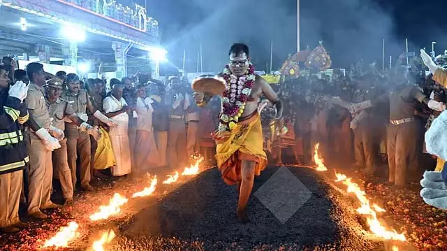 बन्नारी मरिअम्मन मंदिर में कुंडम उत्सव: लाखों भक्त आग पर पैर रखकर अपनी श्रद्धा अर्पित करते बन्नारी मरिअम्मन मंदिर में कुंडम उत्सव: लाखों भक्त आग पर पैर रखकर अपनी श्रद्धा अर्पित करते