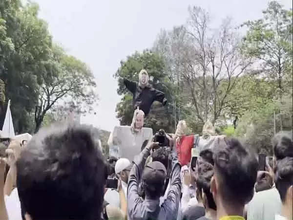 Bangladesh ने गाजा समर्थक प्रदर्शनों के दौरान हिंसा के लिए 49 लोगों को गिरफ़्तार किया Bangladesh ने गाजा समर्थक प्रदर्शनों के दौरान हिंसा के लिए 49 लोगों को गिरफ़्तार किया