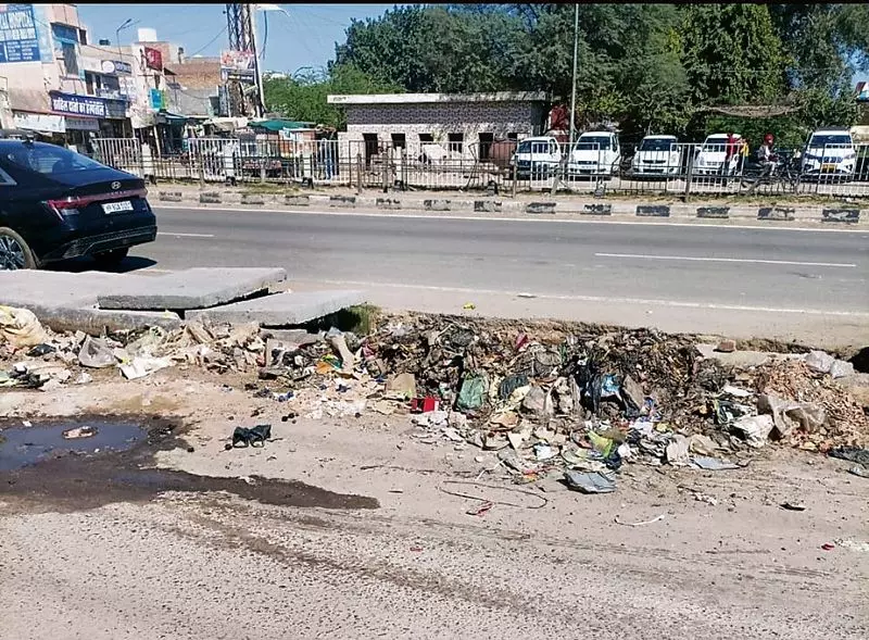 Haryana : नरवाना में नाली के ढक्कन गायब Haryana : नरवाना में नाली के ढक्कन गायब