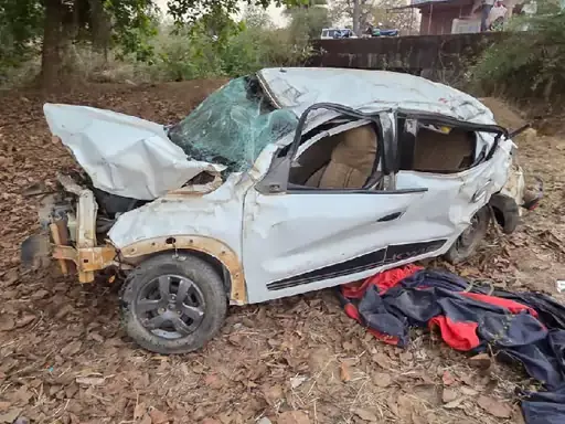 दंतेवाड़ा में पुल से गिरी कार, किशोर की मौत और 5 लोग घायल दंतेवाड़ा में पुल से गिरी कार, किशोर की मौत और 5 लोग घायल