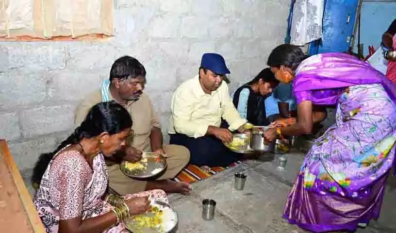 Medak कलेक्टर ने सफाई कर्मचारी के घर दोपहर का भोजन किया Medak कलेक्टर ने सफाई कर्मचारी के घर दोपहर का भोजन किया