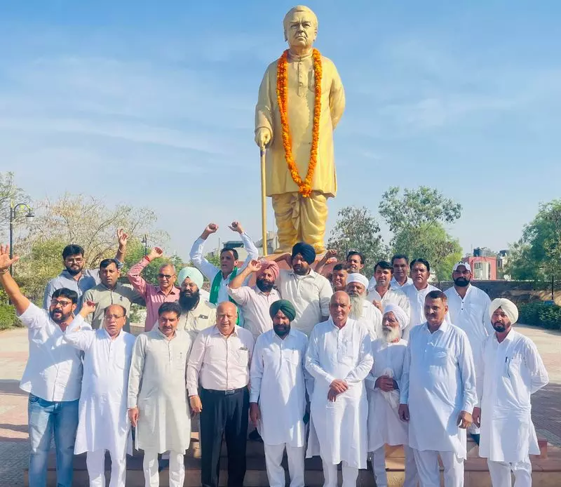 Haryana : चौधरी देवीलाल की पुण्य तिथि पर इनेलो ने दी श्रद्धांजलि Haryana : चौधरी देवीलाल की पुण्य तिथि पर इनेलो ने दी श्रद्धांजलि