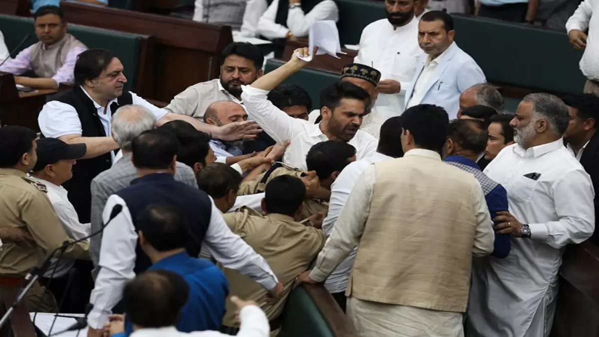 जम्मू-कश्मीर विधानसभा में हंगामे के बीच विधायकों ने Waqf Act पर चर्चा की मांग की जम्मू-कश्मीर विधानसभा में हंगामे के बीच विधायकों ने Waqf Act पर चर्चा की मांग की