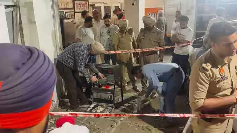 Jalandhar में भाजपा नेता के घर पर ग्रेनेड से हमला Jalandhar में भाजपा नेता के घर पर ग्रेनेड से हमला