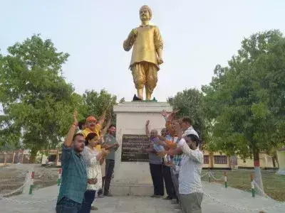 Ballia: देशभक्ति के जज़्बे के साथ मंगल पांडे को अर्पित की गई श्रद्धांजलि Ballia: देशभक्ति के जज़्बे के साथ मंगल पांडे को अर्पित की गई श्रद्धांजलि