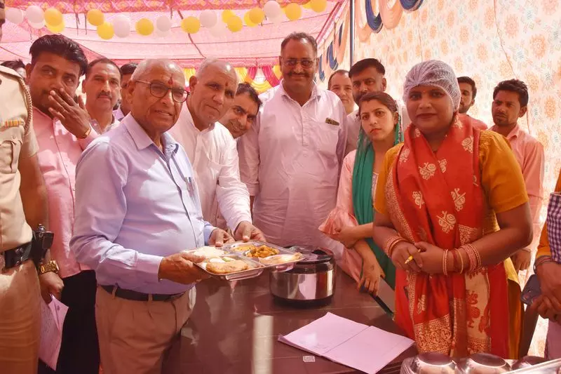 Haryana : स्वयं सहायता समूह की महिलाओं ने करनाल अनाज मंडी में शुरू की कैंटीन Haryana : स्वयं सहायता समूह की महिलाओं ने करनाल अनाज मंडी में शुरू की कैंटीन