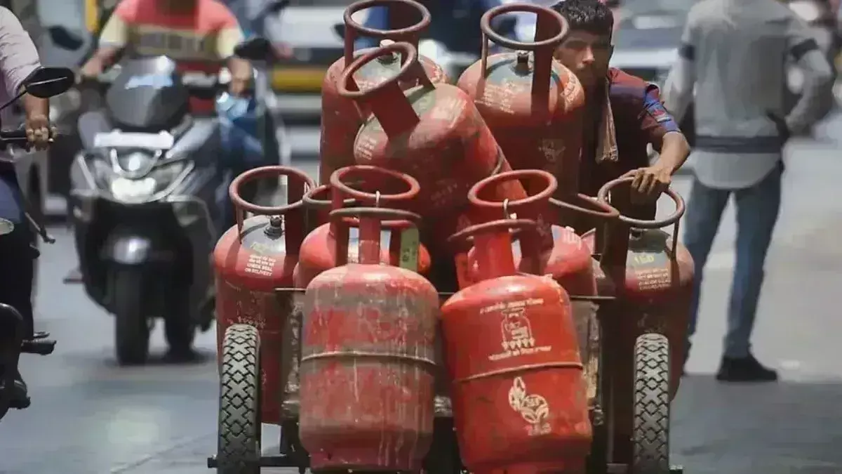 Ballia: एलपीजी गैस सिलेंडर 50 रुपये महंगा, बलिया में नई कीमत ₹933 Ballia: एलपीजी गैस सिलेंडर 50 रुपये महंगा, बलिया में नई कीमत ₹933