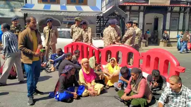 Shimla में भर्ती प्रक्रिया में देरी को लेकर दृष्टिबाधित लोगों ने किया प्रदर्शन Shimla में भर्ती प्रक्रिया में देरी को लेकर दृष्टिबाधित लोगों ने किया प्रदर्शन