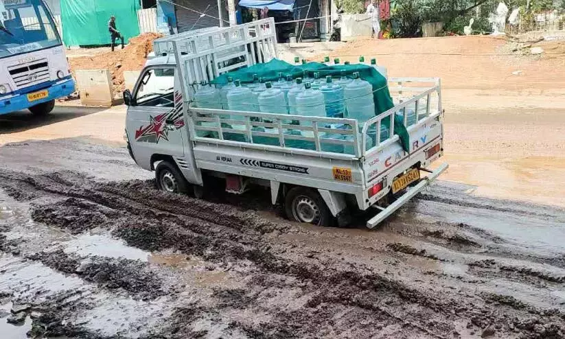 Kerala: पत्थर की दीवारें बनाने के लिए एमसी रोड पर गड्ढा खोदा गया Kerala: पत्थर की दीवारें बनाने के लिए एमसी रोड पर गड्ढा खोदा गया
