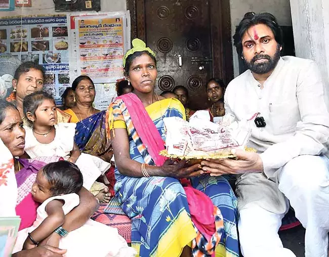 Pawan Kalyan : मान्यम में जंगली माँ का मार्ग Pawan Kalyan : मान्यम में जंगली माँ का मार्ग